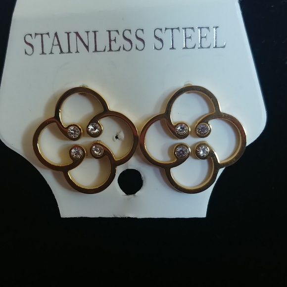 Gold Clover Flower Necklace Earrings Set - Picture 3 of 3